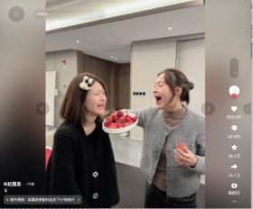 曾黎探班赵露思,自学走路吃饭,展现生活新技能